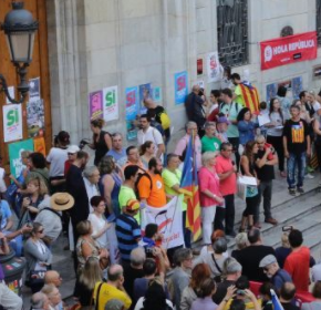 Rubén Viñuales (Cs) qualifica d'"inacceptable" que regidors i diputats contribueixin a empaperar la façana de l'Ajuntament de Tarragona amb cartelleria separatista